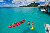 Paar beim Schnorkeln, Saint Regis Bora Bora Resort, Bora Bora, Inseln unter dem Wind, Gesellschaftsinseln, Französch-Polynesien, Südsee