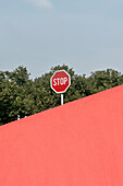 Stop Schild hinter moderner Architektur, grafisch, Sporthalle Podcetrtek bei Therme Olimia, Stajerska, Koroska, Slowenien