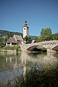 Mittelalterliche Kirche von Johannes dem Täufer im Dorf Ribcev am See von Bohinj, Steinbrücke, Triglav Nationalpark, Julische Alpen, Gorenjska, Slowenien
