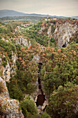 Blick auf Skocjan Höhlen, UNESCO Weltkulturerbe, Kirche und Dorf, Herbst, Notranjska, Slowenien