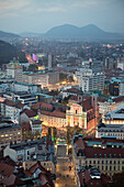 Blick auf Franziskanerkirche am Preserenplatz von der Burg in der Dämmerung, Hauptstadt Ljubljana, Slowenien