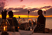Paar beim Abendessen, Restaurant DINING ROOM bei Sonnenuntergang, Little Palm Island Resort, Florida Keys, USA