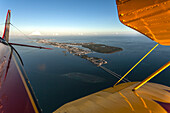 Luftaufnahme aus einem Doppeldecker Flugzeug auf die Inseln der Florida Keys, Florida, USA