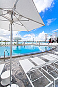 Pool Bereich des Luxushotels Mondrian, South Beach, Miami, Florida, USA