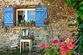 France, Vaucluse (84), Traditional house in Provence, charming and garden decor of the facade (permission to publish) /