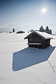 schneebedeckte Hütten bei Mittenwald, Bayern, Deutschland