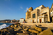 Strand von Santa Maria di Castellabate mit Burg, Kampanien, Tyrrhenisches Meer, Mittelmeer, Süd-Italien, Europa