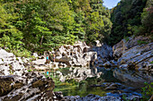 Mutter und Tochter am Fluss, Calore Schlucht, Cilento Nationalpark, Cilento, Kampanien, Süditalien, Europa