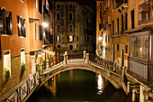 Kanal und Brücke bei Nacht, Venedig, Lagune von Venedig, Venetien, Italien, Europa