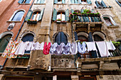 Hausfassade mit Wäsche, Venedig, Lagune von Venedig, Venetien, Italien, Europa