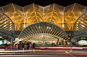 Bahnhof Gare do Oriente, entworfen vom spanischen Architekten Santiago Calatrava für die Expo 98 am Parque das Nacoes, Park der Nationen bei Nacht, Lissabon, Portugal