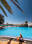Frau am Swimmingpool, Castillo Caleta de Fuste, Porto Rossario, Fuerteventura, Kanarische Inseln, Spanien, Europa