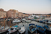 Fischerboote und Jachten im Hafen, Sant Tropez, St. Tropez, Côte d Azure, Frankreich, Europa