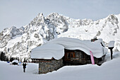 Im Skigebiet über Courmayeur im Aostatal mit Mont Blanc, Nord-Italien, Italien