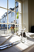 Tisch mit Blick auf die Terasse, Restaurant, Hotel Tresanton, St. Mawes, Cornwall, Großbritannien