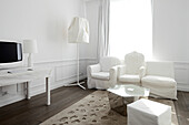 Couture Zimmer Suite Houssée de Blanc im Hotel La Maison Champs-Elysees, Design Martin Margiela, Paris, Frankreich