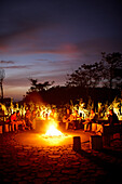 Gäste abends an der Feuerstelle 'Ring of Fire', Garten des Hotel Areias do Seixo, Povoa de Penafirme, A-dos-Cunhados, Costa de Prata, Portugal
