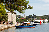 Boote am Kai des Dorfes Sipanska Luka, Insel Sipan, Elaphiten-Archipel, nordwestlich Dubrovnik, Kroatien