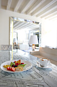 Café und Obst auf dem Tisch mit Venedig-Stadtplan, Grand Canal Suite, Palazzina Grassi Hotel, Design Philippe Starck, Sestriere San Marco 3247, Venedig, Italien