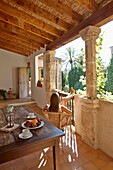 Frau entspannt auf Loggia, Apartement Garnacha, Finca Raims, Algaida, Mallorca, Balearische Inseln, Spanien