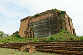 The Mingun temple is a monumental uncompleted stupa began by King Bodawpaya in 1790  It was not completed, due to an astrologer claiming that, once the temple was finished, the king would die  The completed stupa would have been the largest in the world a