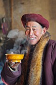 China, Qinghai, Amdo, Jiantsa county, Namzong, Old Ngagpa Ngakpa drinking butter tea