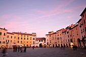 Piazza dell´Amfiteatro at dusk, Lucca, Italy