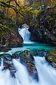 Wasserfälle im tief eingeschnittenen Lepenatal, einem kleine Zufluss der Soca im Triglav Nationalpark, Gorenjska, Slowenien