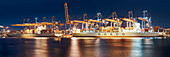Abenddämmerung über dem Rotterdamer Seehafen mit zwei großen Containerschiffen im Vordergrund, Südholland, Niederlande