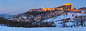 Panorama des Bergdorfes San Leo mit Fort an einem Winterabend in der Provinz Rimini in der Nähe von San Marino, Emilia-Romagna, Italien