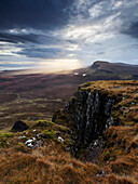 Sonnenaufgang über den Felsen der Trotternish Halbinsel am nördlichen Ende der Isle of Skye, Schottland, Großbritannien