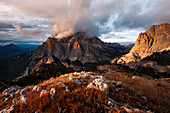 Dramatische Stimmung über dem südlichen Fanes Naturpark in den Dolomiten mit Blick auf den Piz dles Conturines im letzten Sonnenlicht, Belluno, Italien