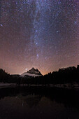 Eindrucksvoller Sternenhimmel mit Milchstraße über dem Lago de Antorno mit Blick auf die Drei Zinnen von Süd-Westen, Südtirol, Italien
