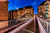 Abenddämmerung in der Speicherstadt Am Sandtorkai in der Hafencity Hamburg, Deutschland