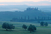 Typische toskanische Landschaft mit Hügeln, Landhaus und Zypressen, bei San Quirico d´Orcia, Val d'Orcia, UNESCO Weltkulturerbe, Provinz Siena, Toskana, Italien, Europa