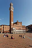 Piazza del Campo, Platz mit Glockenturm Torre del Mangia und Rathaus, Palazzo Pubblico, Siena, UNESCO Weltkulturerbe, Toskana, Italien, Europa