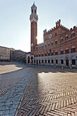 Piazza del Campo Platz mit Torre del Mangia Glockenturm und Palazzo Pubblico Rathaus, Siena, UNESCO Weltkulturerbe, Toskana, Italien, Europa