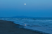 Mondaufgang am Strand, Mond, Blick auf Monti dell´Uciellina von Castiglione della Pescaia, Mittelmeer, Provinz Grosseto, Toskana, Italien, Europa