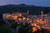 Sorano, eine kleine mittelalterliche Stadt im Abendlicht, Provinz Grosseto, Toskana, Italien, Europa