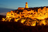 Pitigliano bei Nacht, Provinz Grosseto, Toskana, Italien, Europa