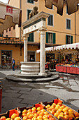 Pfirsiche auf einem Marktstand, Brunnen, Piazza del Ortaggio, Marktplatz, Pistoia, Toskana, Italien, Europa