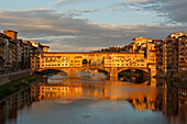 Ponte Vecchio über den Arno Fluss, Spiegelung, Altstadt von Florenz, UNESCO Weltkulturerbe, Firenze, Florenz, Toskana, Italien, Europa