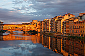Ponte Vecchio über den Arno Fluss, Spiegelung, Altstadt von Florenz, UNESCO Weltkulturerbe, Firenze, Florenz, Toskana, Italien, Europa