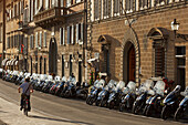 Motorräder und Fahrradfahrer bei der Ponte Vecchio, Arno Uferstrasse, Altstadt von Florenz, UNESCO Weltkulturerbe, Firenze, Florenz, Toskana, Italien, Europa