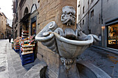Brunnen neben Obstladen, Piazza Frescobaldi, Altstadt von Florenz, UNESCO Weltkulturerbe, Firenze, Florenz, Toskana, Italien, Europa