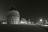 Baptisterium und Schiefer Turm in der Nacht,  Duomo, Torre pendente,  Piazza dei Miracoli, Piazza del Duomo, UNESCO Weltkulturerbe, Pisa, Toskana, Italien, Europa