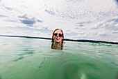 Junge Frau badet im Starnberger See, Bayern, Deutschland