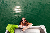 Junge Frau badet im Starnberger See, Bayern, Deutschland