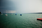 Segelboote auf dem Starnberger See bei Gewitterstimmung, Bayern, Deutschland