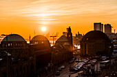 Sonnenuntergang über dem alten Elbtunnel und den Landungsbrücken am Hafen, Hamburg, Deutschland